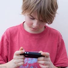 Axeltorv Fysioterapi - dreng med iPhone